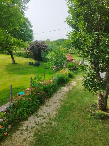 Taman di luar Nouzet gites et lits