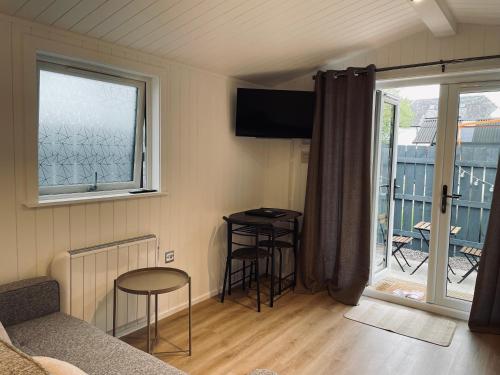 TV a/nebo společenská místnost v ubytování West Highland Snug
