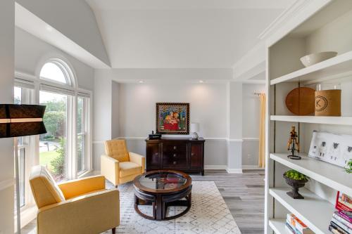 Η κουζίνα ή μικρή κουζίνα στο 4 Mi to Lake Murray Pet-Friendly Home with Pool!