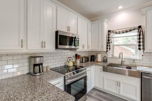 Η κουζίνα ή μικρή κουζίνα στο 4 Mi to Lake Murray Pet-Friendly Home with Pool!