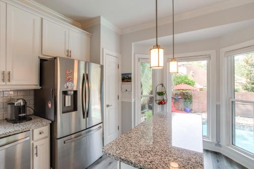 Η κουζίνα ή μικρή κουζίνα στο 4 Mi to Lake Murray Pet-Friendly Home with Pool!