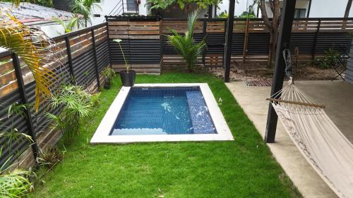 una pequeña piscina en medio de un patio en Aduana - Beach House, en Santa Teresa Beach