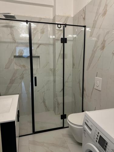 Sunset Apartment في دوريس: حمام مزود بدش ومرحاض