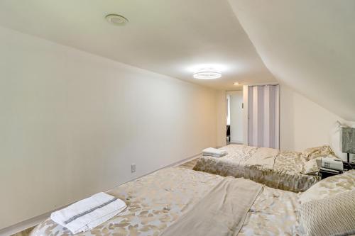 Una cama o camas en una habitación de Walkable Abode in Stroudsburgs Business District!