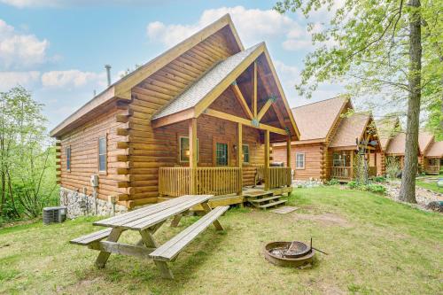 Κήπος έξω από το Fire Pit and Porch Warm and Woodsy Rothbury Escape!
