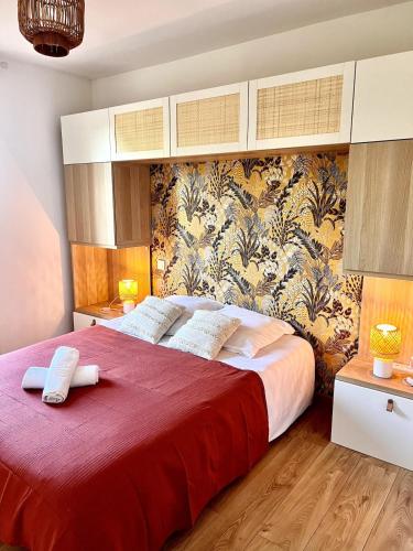 une chambre avec un grand lit avec une couverture rouge dans l'établissement Plage à 15 min - Proche de la Gare - 6 personnes - 3 Chambres - Idéal Famille, à Narbonne