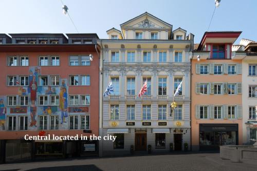 un bâtiment avec les mots central situé dans la ville dans l'établissement Altstadt Hotel Krone Luzern, à Lucerne