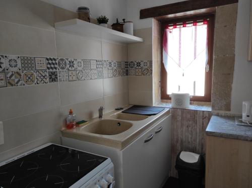 ThéniouxにあるAuthentique maison éclusièreの小さなキッチン(シンク付)、窓