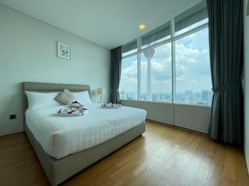 Ένα ή περισσότερα κρεβάτια σε δωμάτιο στο Vortex Suites KLCC by BlackNest