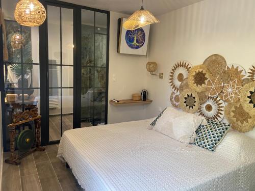 - une chambre avec un lit et un mur de miroirs dans l'établissement Gite ARBOR VITAE, à La Crau