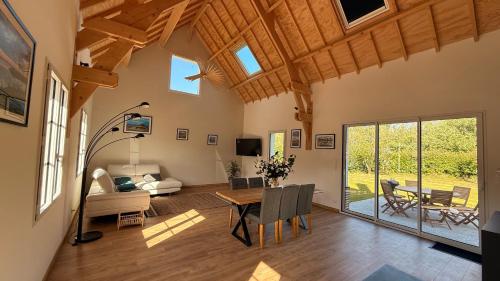 un salon avec une table et un canapé dans l'établissement Magnifique gite ambiance chalet, à Arrest