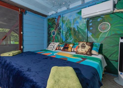 Ένα ή περισσότερα κρεβάτια σε δωμάτιο στο Pirate and Mermaid Beach House