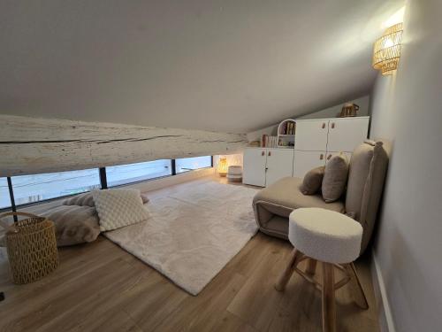 un soggiorno con un divano e un tavolo di le logis des roues a LʼIsle-sur-la-Sorgue