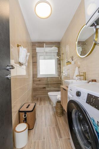 a bathroom with a washer and a washing machine at Apartmani Kornelija in Kaštela