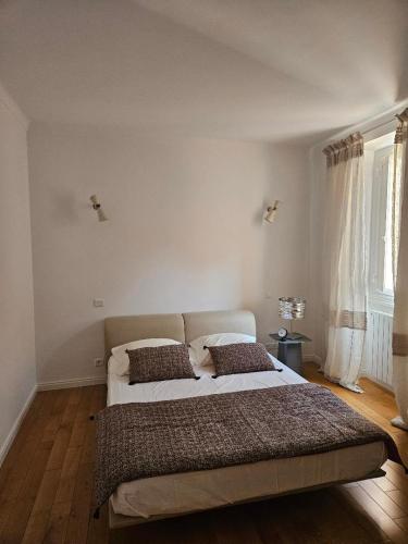 une chambre avec un lit avec deux oreillers dessus dans l'établissement Appartement MADALLENA, à Bastia