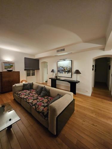 un salon avec un canapé et une table dans l'établissement Appartement MADALLENA, à Bastia