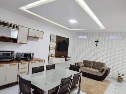 eine Küche und ein Wohnzimmer mit einem Tisch und einer Couch in der Unterkunft Apartamento in Campina Grande