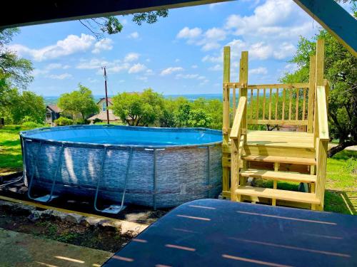 Bassein majutusasutuses Tequila Sunrise hot tub lake view firepit pool või selle lähedal