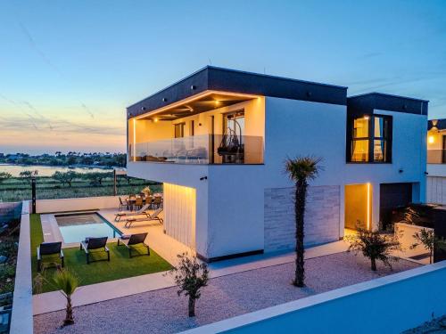 NEW! Luxury Villa Golden Hour near the beach with heated pool and sauna - TA Leut agency