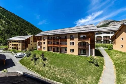 Appartement 3 pieces 6 personnes, 2 chambres, avec piscine l'été et au pied des pistes l'hiver