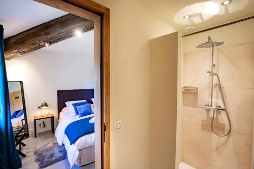 - une chambre avec un lit et une douche dans l'établissement Exceptional Bastide in Lourmarin, Luberon, à Lourmarin