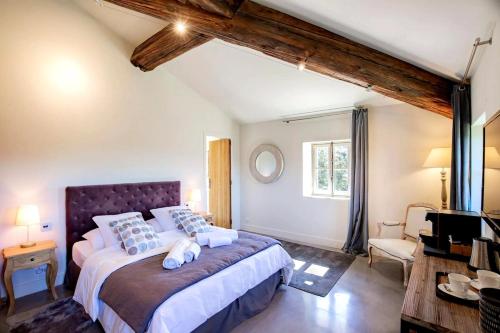 une chambre avec un grand lit dans une pièce dans l'établissement Exceptional Bastide in Lourmarin, Luberon, à Lourmarin