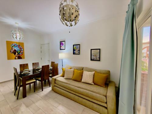 ein Wohnzimmer mit Sofa und Tisch in der Unterkunft Casa Mulata Coral Village Pool & Playa in Punta Cana