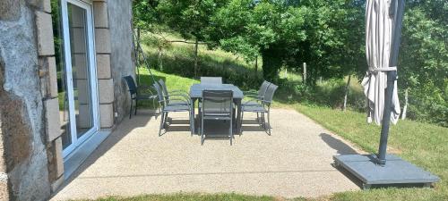 a table and chairs sitting on a patio at La Maison de Campagne de Léobin in Véranne