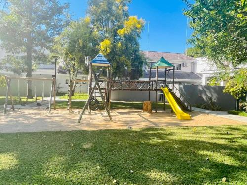 Ο χώρος παιχνιδιού για παιδιά στο Eastview Aparthotel in Bemcoville