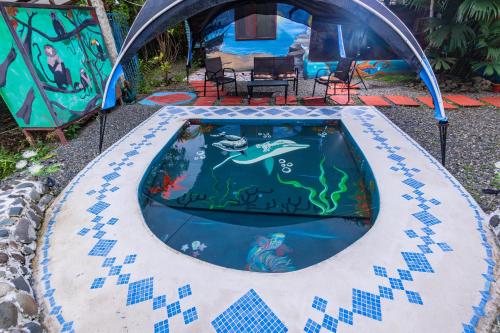 Πισίνα στο ή κοντά στο Pirate and Mermaid Beach House