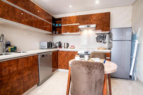 Η κουζίνα ή μικρή κουζίνα στο New Luxury Apartment 130sqm with SeaView WiFi Unlimited with Optical Fiber