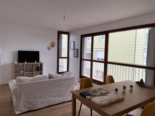 un salon avec un canapé et une table dans l'établissement Le Repaire Urbain - 8 voyageurs, à Orléans