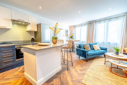 une cuisine et un salon avec un comptoir dans l'établissement Superbe appartement neuf, climatisé centre village, au Plan-de-la-Tour