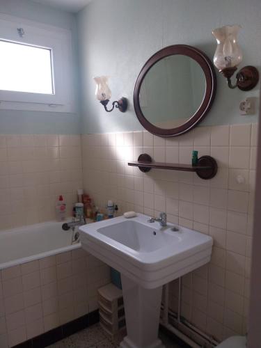 une salle de bain avec un lavabo, un miroir et une baignoire dans l'établissement La mer, à Le Portel