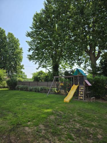 une aire de jeux avec un toboggan dans une cour dans l'établissement Partie privative dans villa 6 personnes piscine climatisé, aux Arcs-sur-Argens