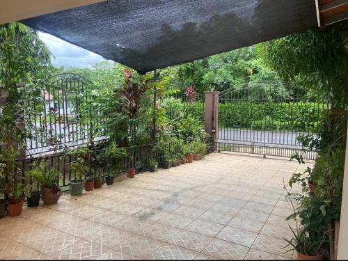 a patio with a fence and a bunch of plants at Apartamento Floral Vista Verde in San Pablo Nuevo Abajo