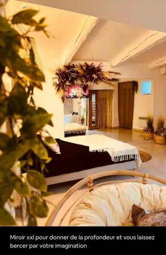 Une grande chambre avec un lit et une chambre avec dans l'établissement Appartement détente, à Valros