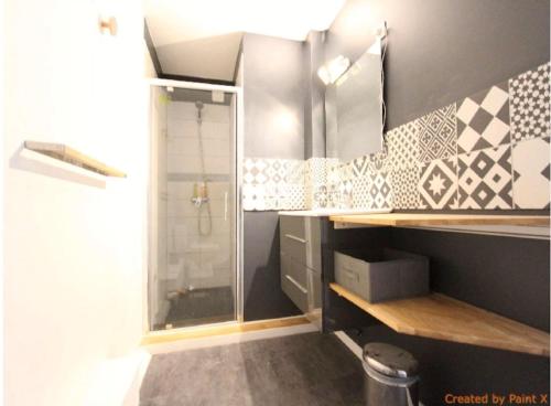 La salle de bains est pourvue d'une douche et d'une cabine de douche en verre. dans l'établissement Terrace apartment - near city center - 4 bedrooms, à Reims