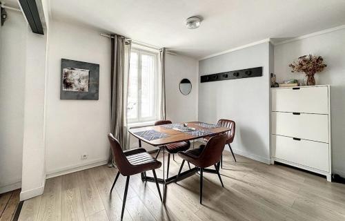 une salle à manger avec une table et des chaises dans l'établissement Terrace apartment - near city center - 4 bedrooms, à Reims