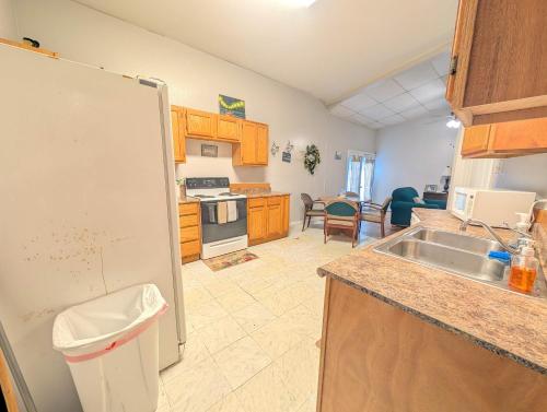 Η κουζίνα ή μικρή κουζίνα στο Cozy Coastal Retreat Apt Ingleside