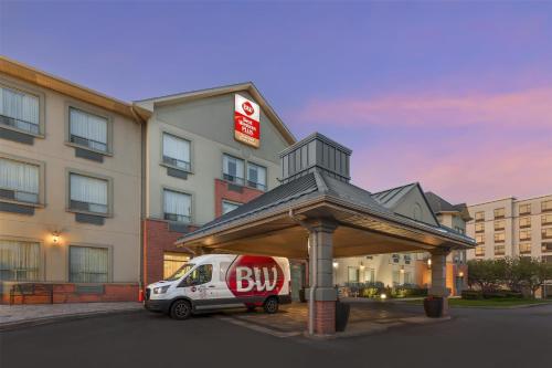 a delivery van parked in front of a hotel at Best Western Plus Travel Hotel Toronto Airport in Toronto