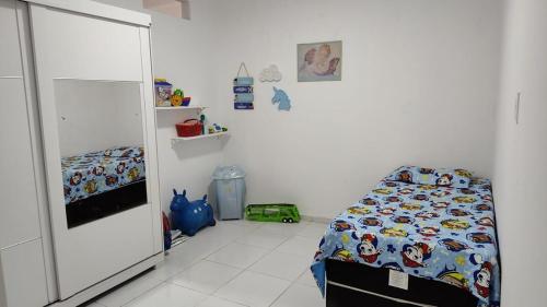 Schlafzimmer mit einem Bett und einem Spiegel in der Unterkunft Alugo por temporada! in Campina Grande