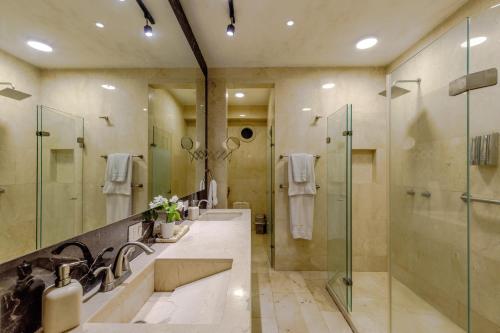 ein Badezimmer mit zwei Waschbecken und einer Glasdusche in der Unterkunft Estrella de San Pedro B&B in Cartagena de Indias