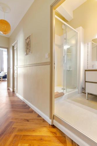 un couloir avec une douche et une porte en verre dans l'établissement Magnifique appartement rénové, à Bagnères-de-Bigorre