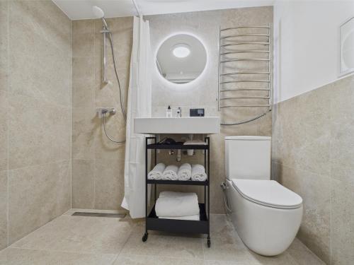 Un baño con lavabo e inodoro en Chic and Compact Loft in Old Riga, en Riga
