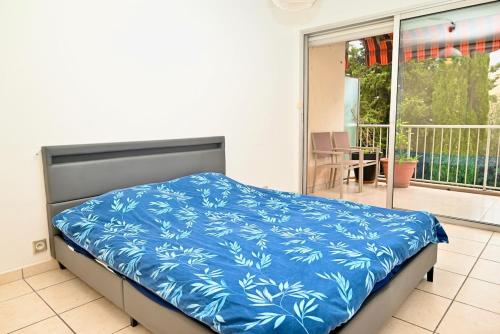 une chambre avec un lit avec une couverture bleue dans l'établissement Beautiful 3-room apartment with terrace, à Nice