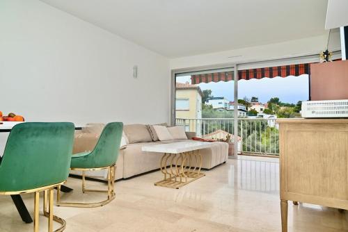 un salon avec un canapé, une table et des chaises dans l'établissement Beautiful 3-room apartment with terrace, à Nice