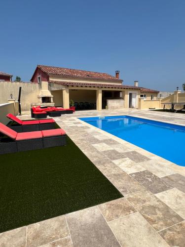 une piscine avec des chaises et une maison dans l'établissement Maison dans le Lot, à Crayssac