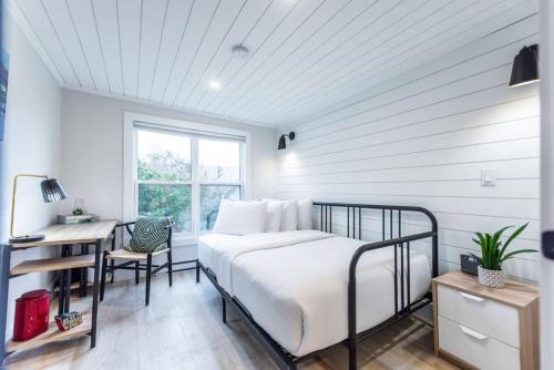 Ένα ή περισσότερα κρεβάτια σε δωμάτιο στο Signal Hill Rowhome 3br Harbour View Patio