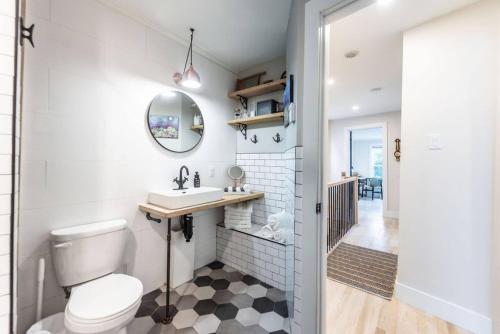 Ένα μπάνιο στο Signal Hill Rowhome 3br Harbour View Patio